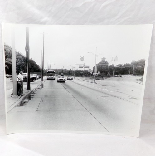 Lot of 27 Vtg 1981 B/W 11x14 Photographs of Cincinnati Streets Buses and Cars - Picture 4 of 14