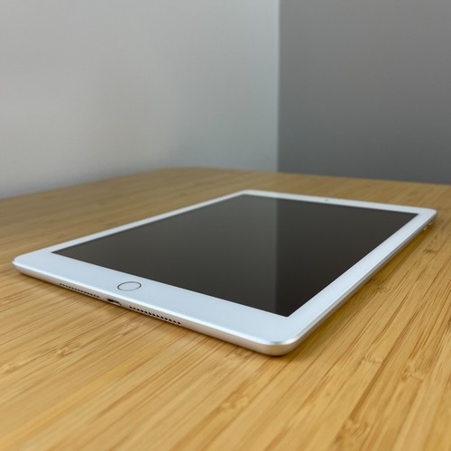 Apple iPad 6th Gen. 9.7 inch, 32GB, Wi-Fi - Silver (AU STOCK) - Picture 3 of 6