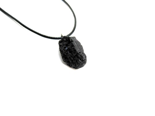 Turmalin Rohstein an Schmuckband 1,5 - 2 cm Naturbelassen mit Aufhänger schwarz - Bild 10 von 11