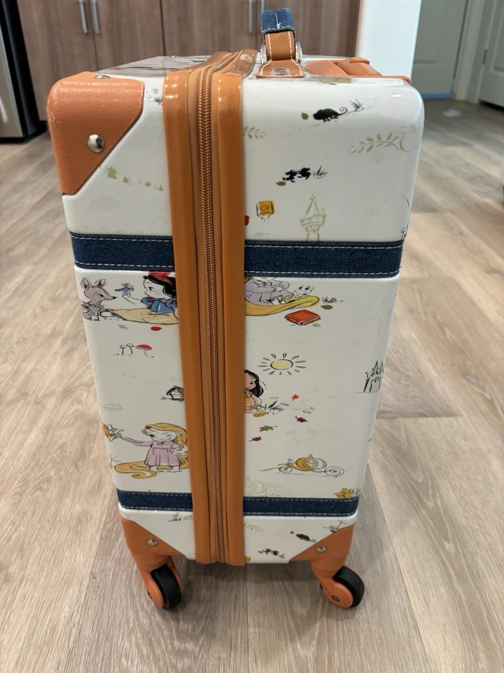 Disney 20" Animators' Collection Carry On Spinner Hardhell Luggage Kids Suitcase - Image 3 of 4
