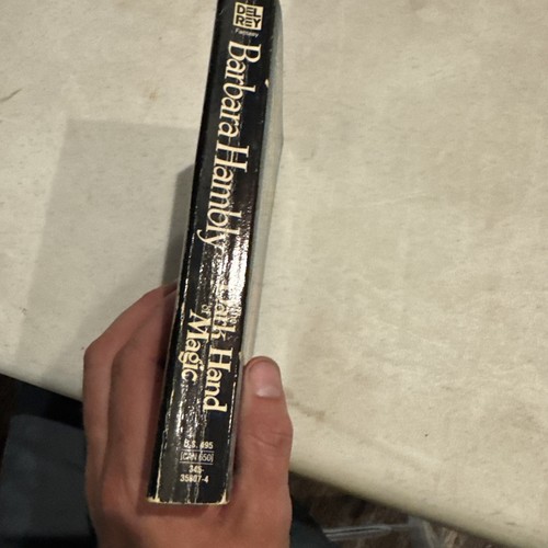 The Dark Hand of Magic by Barbara Hambly 1990 First Edition Vintage Fantasy PB - Zdjęcie 3 z 3
