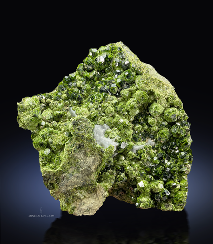XL ANDRADITE VAR. DEMANTOID GRANAT KRISTALLE AUF MATRIX AUS BELQEYS MT, IRAN
