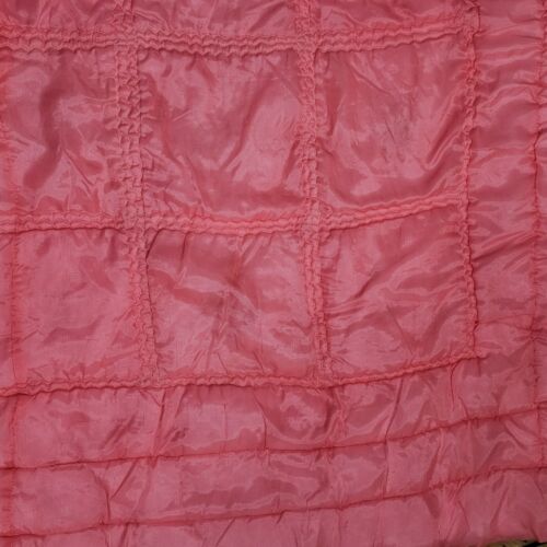 Manta bordada edredón satinado rosa nailon 60 X 76 retazos vintage - Imagen 9 de 13