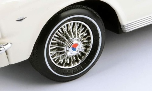 1964 1/2 FORD MUSTANG CONVERTIBLE WHITE WITH BLACK INTERIOR 1:18 SCALE BY MOTORM - Picture 3 of 7