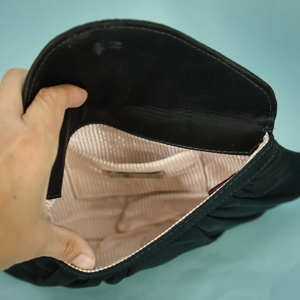 Bolso sin asas Lauren Merkin negro satinado sobre forro rosa noche fiesta  Foto 4 de 4