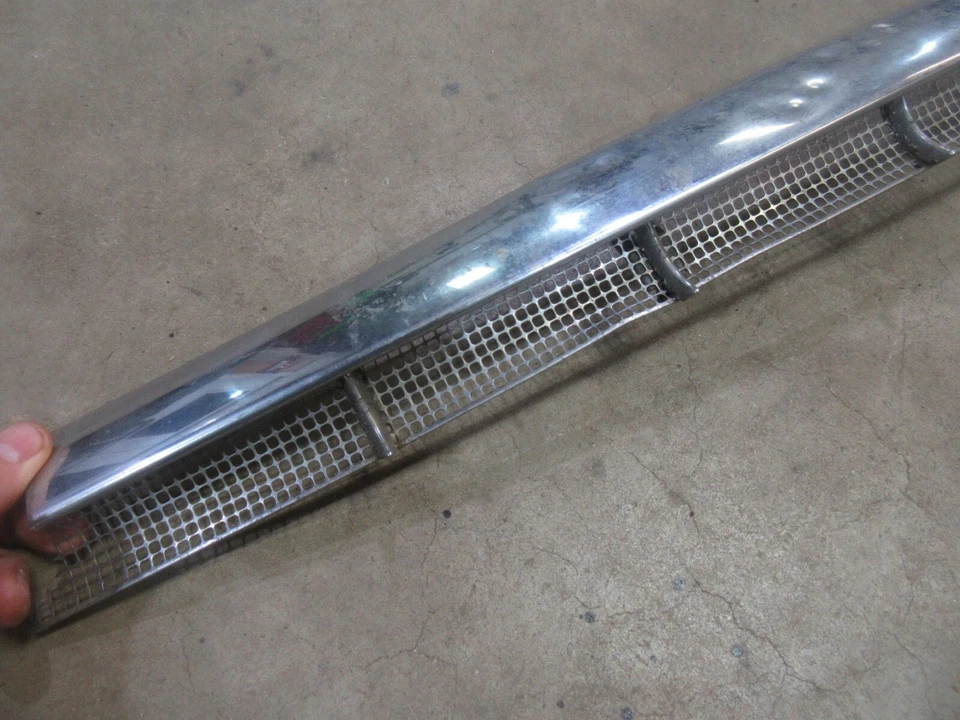 1954 Cadillac Deville exterior capô dianteiro para-brisa acabamento inferior moldura ventilação  - Imagem 3 de 4