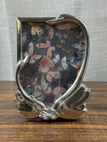 Vintage Swan Silver Plated Picture Frame For A 4 x 6” Photo Polished