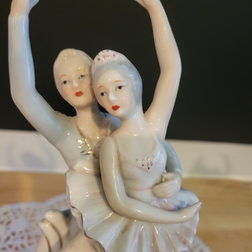 Estatuilla de música vintage de porcelana para bailarines de ballet pareja toca el lago de los cisnes por... - Imagen 2 de 11