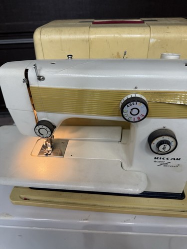 Vintage Riccar 500FA Nähmaschine, Super Stretch mit Pedal, Koffer & Zubehör - Bild 11 von 17