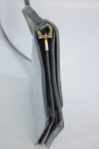 Bolso sin asas vintage de piel de anguila gris ombray con asa de correa con solapa frontal - Imagen 4 de 11