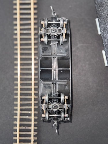 Kadee HO Scale Reading #86025 50 Ton 2 Bay Offset Hopper With Load Weathered - Picture 8 of 10