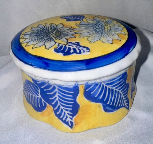 2 VTG Handpainted Glazed Yellow Blue Floral Ceramic Dishes With Lids - Picture 4 of 10