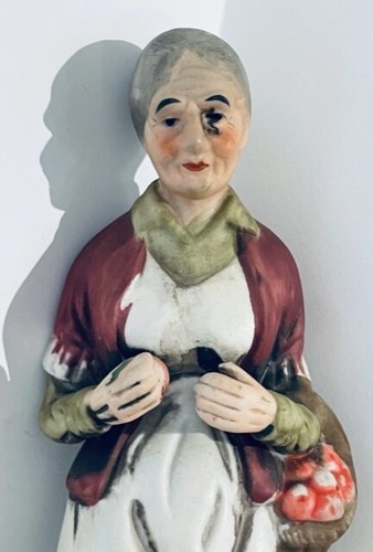 Vintage Porcelain Old Woman Figurine w/ Basket, Good Condition - Picture 3 of 4