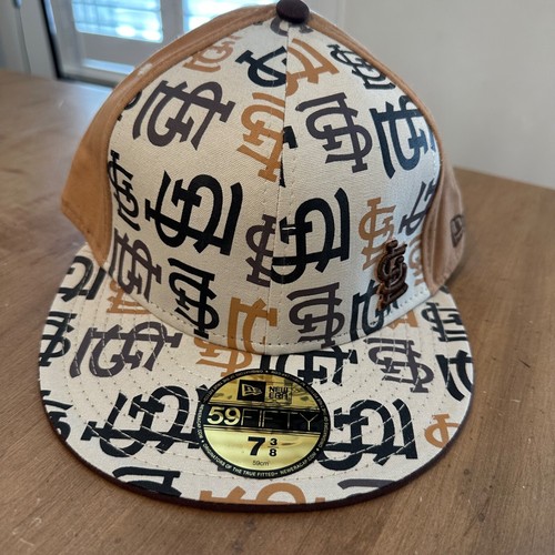 Gorra ajustada New Era 59Fifty de los Cardenales de San Luis con logotipo estampado en todas partes color tostado nueva con etiquetas - Imagen 12 de 13
