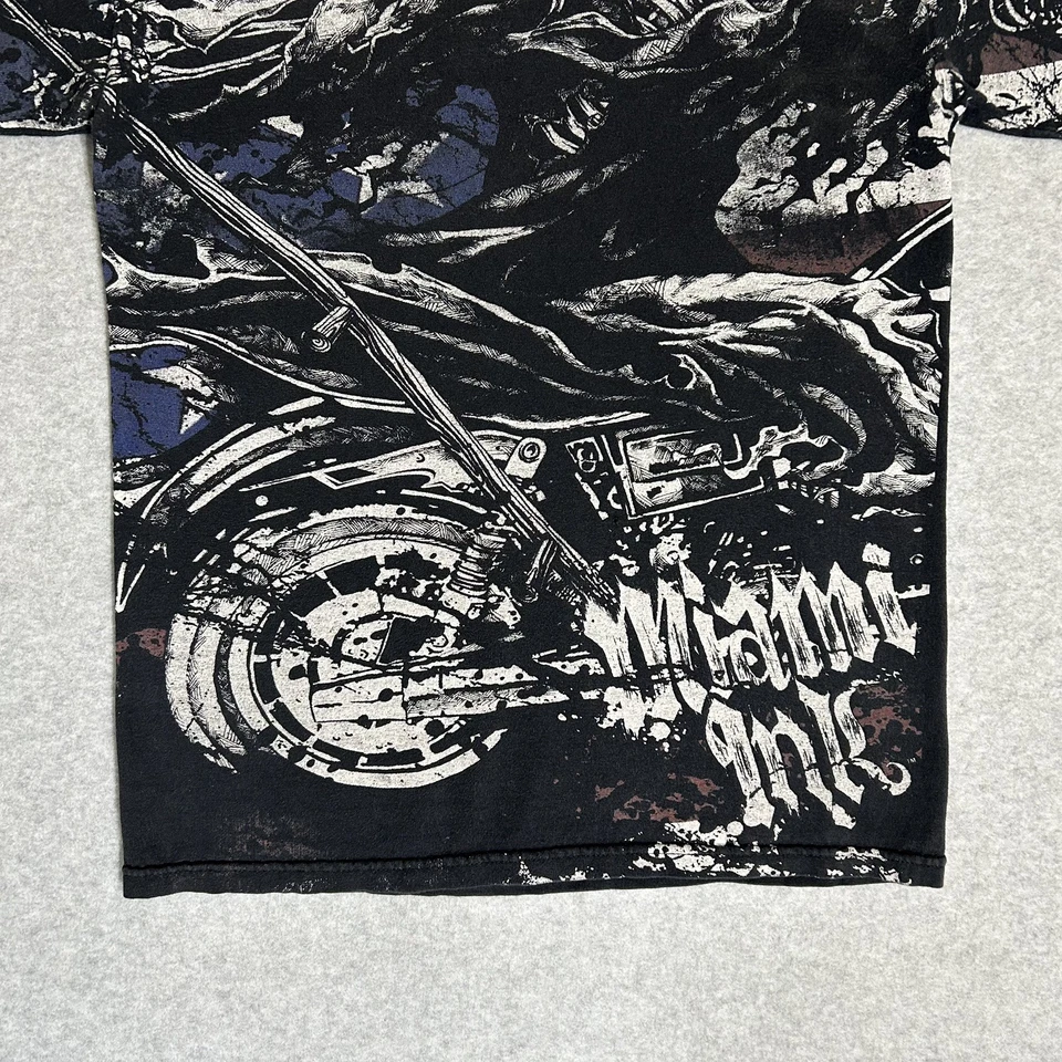Camiseta negra vintage Y2K Miami Ink AOP con estampado total descolorida por el sol calaveras de motociclista pequeñas Foto 3 de 4