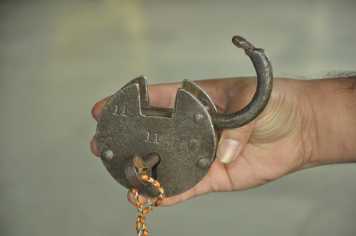 Vintage Iron Handcrafted Unique Round No.11 Solid Padlock , Nice Patina - Picture 7 of 8