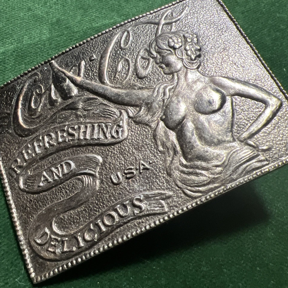 Hebilla de cinturón Coca-Cola de latón vintage Coca-Cola refrescante y delicioso dama en topless Foto 2 de 4