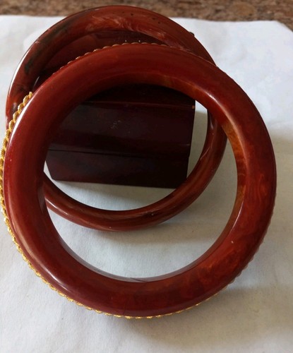 2 braune Kunststoff Armreif Armbänder Maße 2 1/4" & 2 1/2" innerhalb der Armbänder - Bild 4 von 5