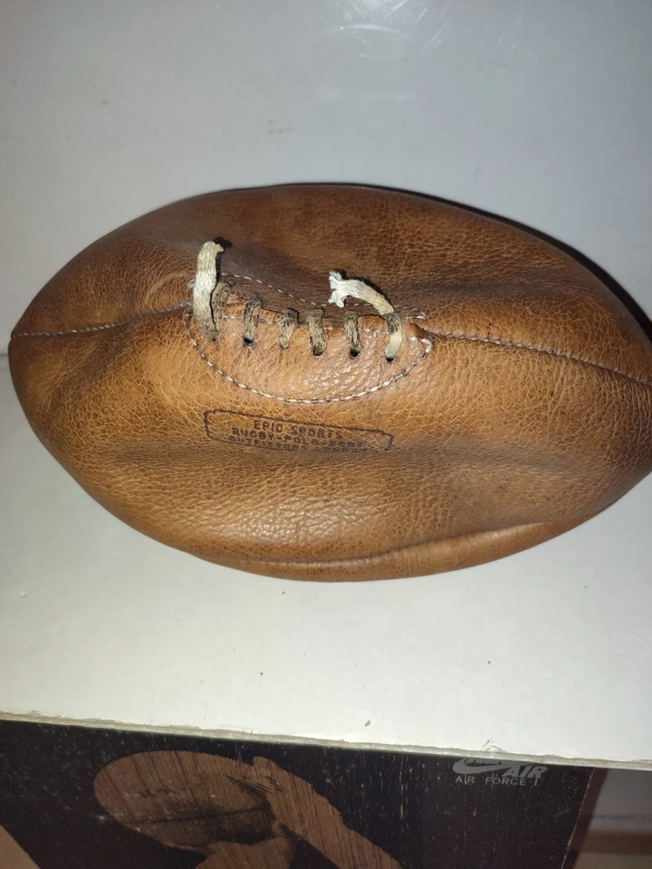 ANCIEN  BALLON DE RUGBY  EN CUIR ET LACAGE EPIC SPORT LONDON - Photo 2/4