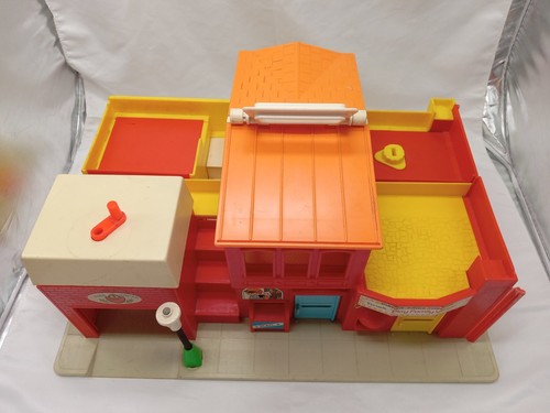 Vintage 1970's Fisher Price Little People Police Station & Firehouse - Picture 6 of 12