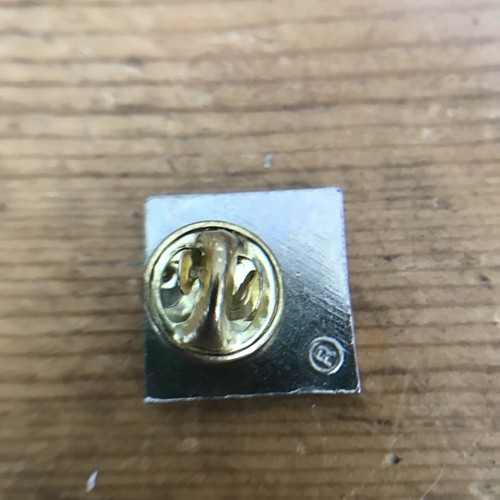 Vintage RARE Apple llc 80s Macintosh Computer Rainbow Enamel Brass Logo Pin - Picture 4 of 4