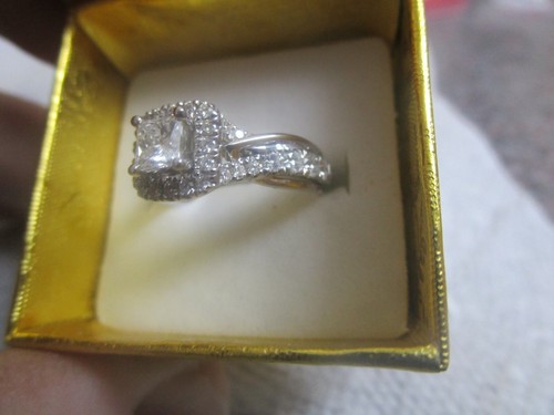 14K W.G. DIAMOND ENGAGEMENT RING ; HALO DESIGN; LEO DESIGN - Picture 2 of 10