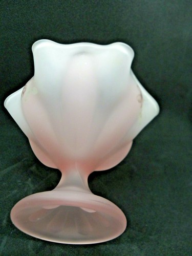 Centro de mesa con patas de vidrio rosa esmerilado Depresión detalles florales 7" de alto - Imagen 4 de 6