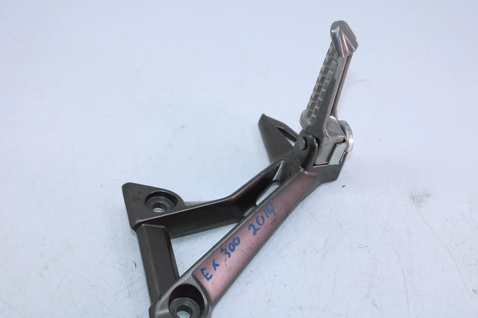 2014 Kawasaki Ninja 300 EX300B ABS левый задний пассажирский колышек 34028-1488 - Изображение 2 из 4