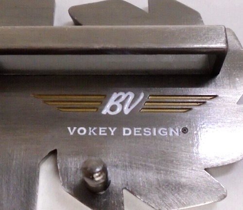 Neu ohne Etikett Vokey Design BV SM5 Toursäge Gürtelschnalle | 2,5 Zoll x 2,25 Zoll - Metall - Bild 4 von 5