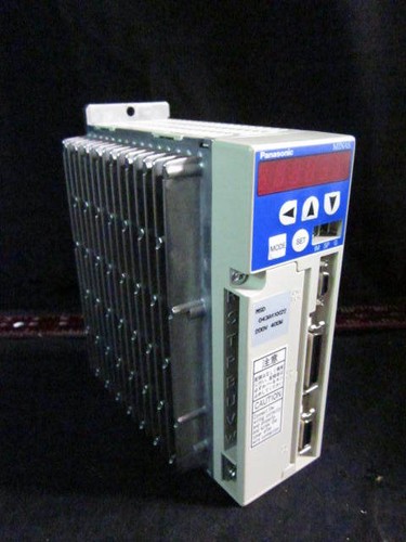 Verstärker SERVOTREIBER PANASONIC MSD043A1XX22 INPUT 200V 50/60HZ, OUTPUT 500P - Bild 1 von 5