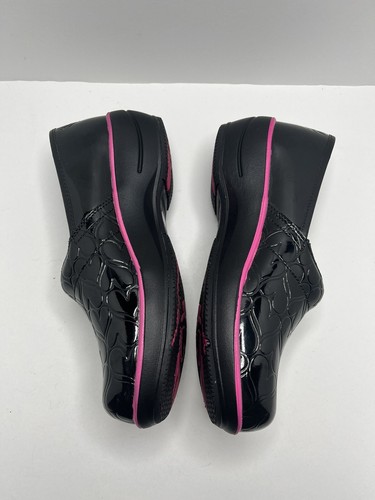 Women’s Smitten Heart Throb Clogs Comfort Slip Resistant Black Size 7 EU38~ NEW - Picture 3 of 11