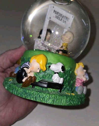 Vintage charlie brown Peanut snoopy glass Musical snow globe Theme song - Picture 4 of 7