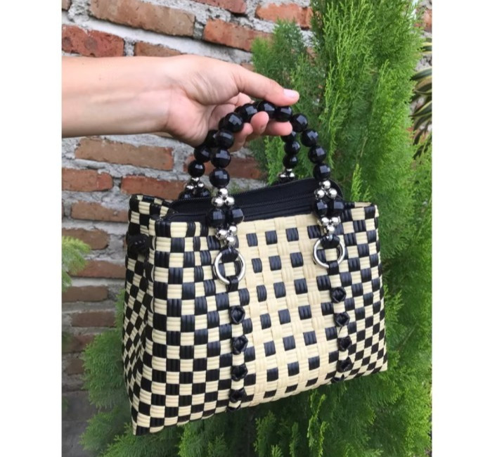 bolso tejido hecho a mano originario de Indonesia