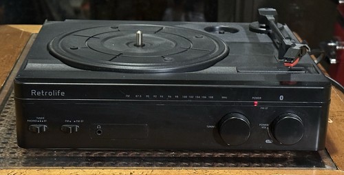 Retrolife Turntable System (TT-185BT) w/FM Radio, Build In Speakers & Bluetooth - Picture 4 of 11