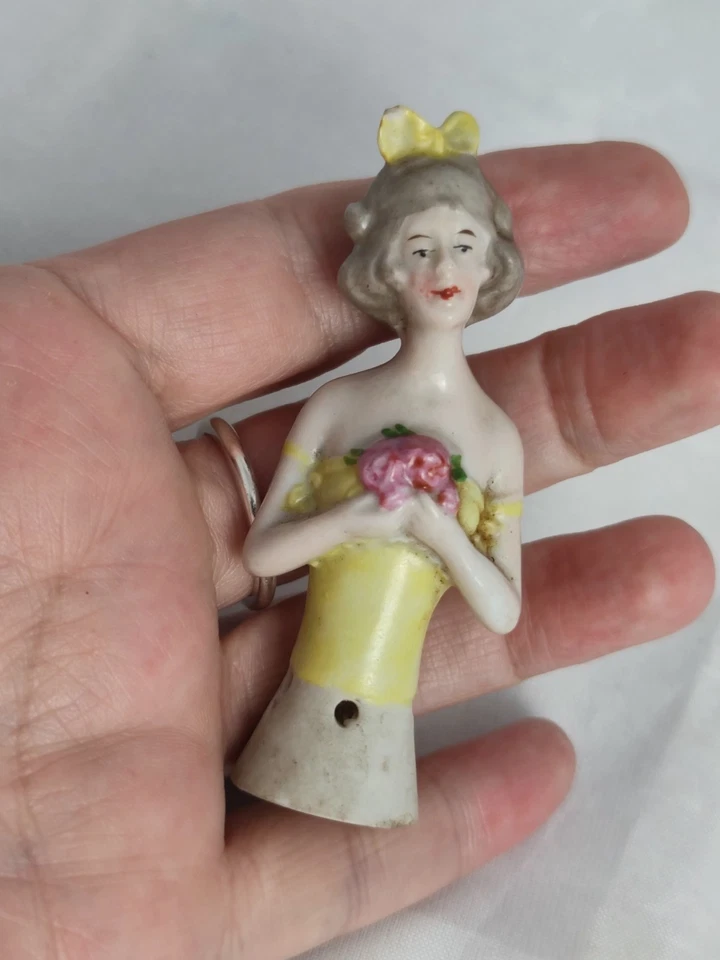 ANTIQUE 1920S FLAPPER DOLL HALF 7CM TALL PORCELAIN PIN LADY 2.5CM DIAMETER BASE - Image 2 of 2