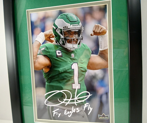 Foto enmarcada de 12" x 15" Jalen Hurts FLY EAGLES FLY ¡Con facsímil firma automática! - Imagen 4 de 6
