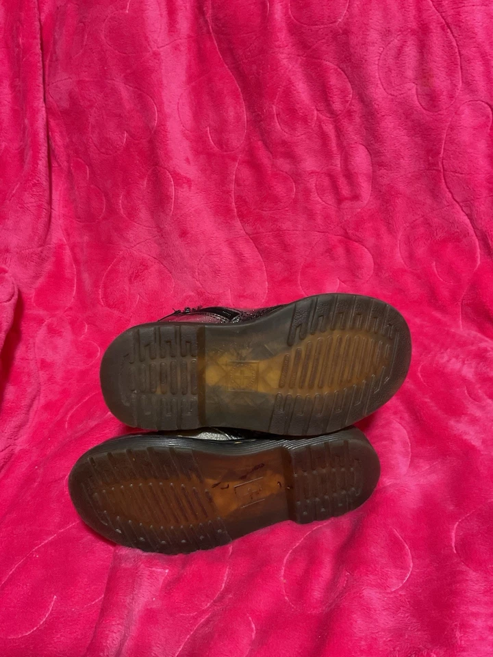 Niño pequeño plateado brillo en negro Doc Martin talla 9 usado en excelente estado Foto 3 de 4