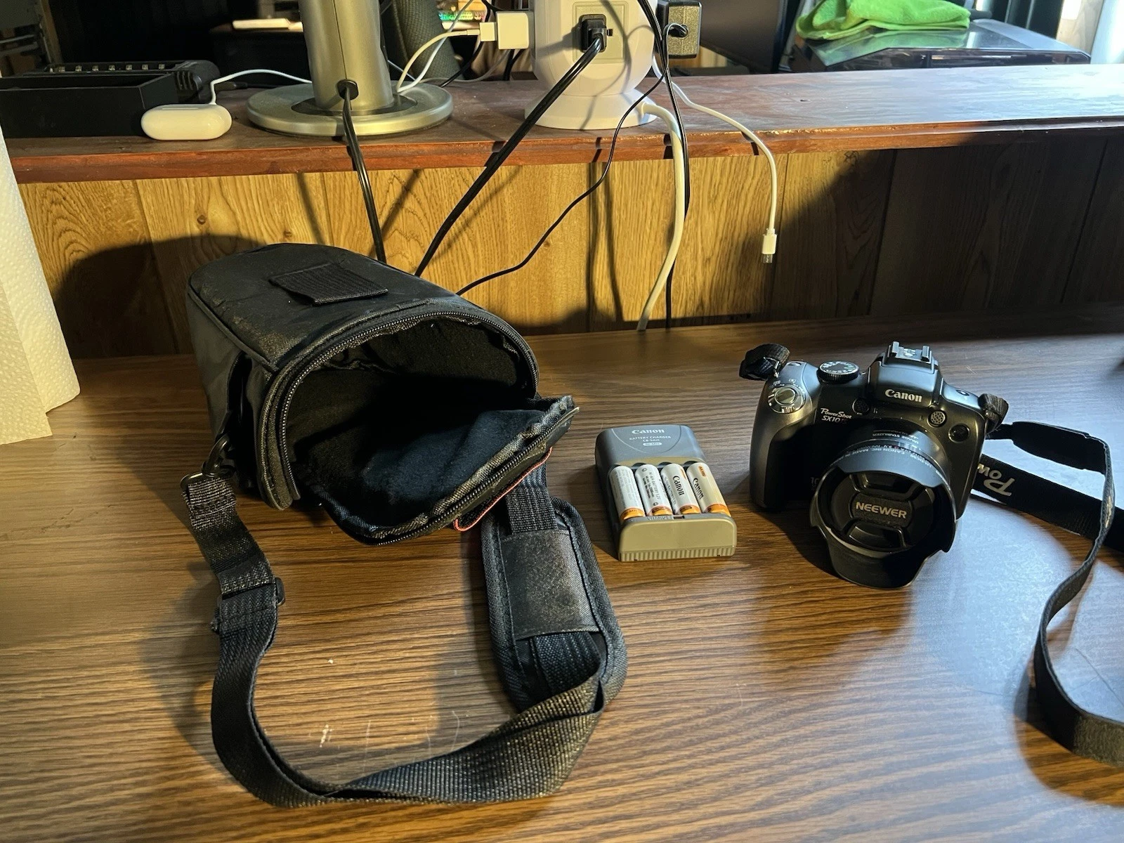 Canon SX10IS 10MP Digital Camera with 16GB SD Card, NiMh Batt/Charger and Case