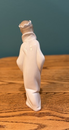 Pre Owned Vintage Porcelain Lladro Young King Gaspar Figurine Holding A Toy Car - Picture 4 of 5