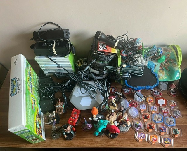 MASSIVE XBOX 360 SKYLANDERS AND DISNEY INFINITY BUNDLE AND EXTRAS (SEE PHOTOS) MASSIVE XBOX 360 SKYLANDERS AND DISNEY INFINITY BUNDLE AND EXTRAS (SEE PHOTOS)