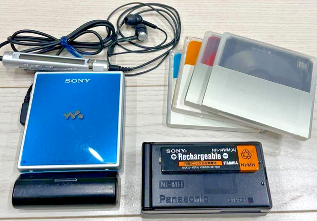 SONY MD WALKMAN MZ-E620 Blue & 4 MDs & Battery & Charger USED TESTED SONY MD WALKMAN MZ-E620 Blue & 4 MDs & Battery & Charger USED TESTED