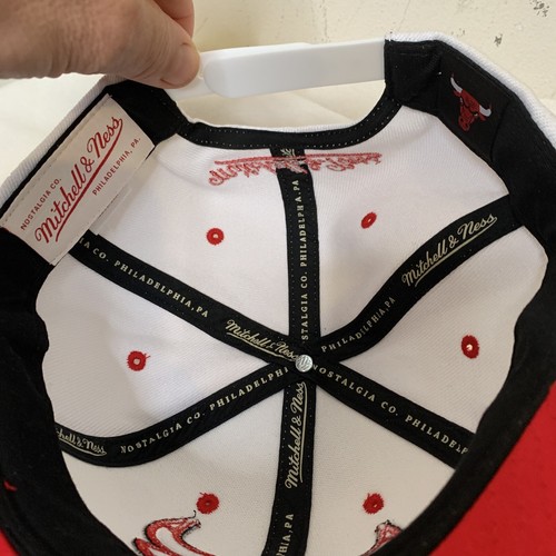 Chicago Bulls snap back hat NBA Mitchell Ness Adj Off White Red Ball Cap New - Picture 11 of 15