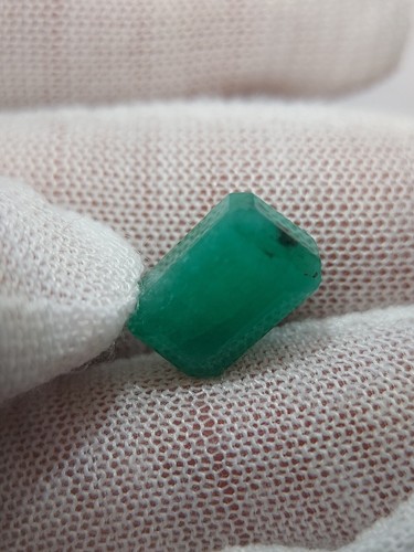 Faceted African emerald gemstone - untreated natural green Beryl 6.40 CTS - Picture 11 of 12