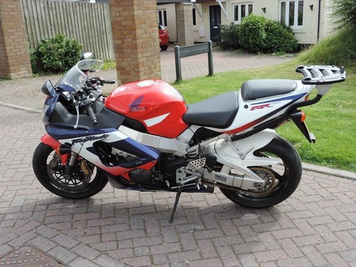 HONDA CBR900RR FIREBLADE. 1 OWNER WITH LOW MILES IN EXCEPTIONAL CONDITION. - Picture 7 of 15