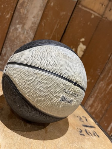 Mini pelota de baloncesto Jordan negra y gris roja con logotipo - Imagen 11 de 13
