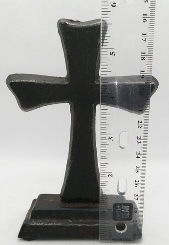 Cruz de pie de hierro fundido estilizada vintage sobre pedestal - Imagen 8 de 10