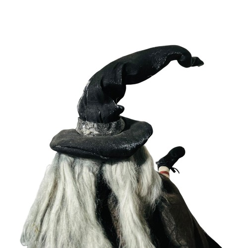 "24"" Bruja Sonriente Estante Cuidador Papel Maché Jackolantern Sombrero Capa Decoración de Halloween" - Imagen 8 de 14