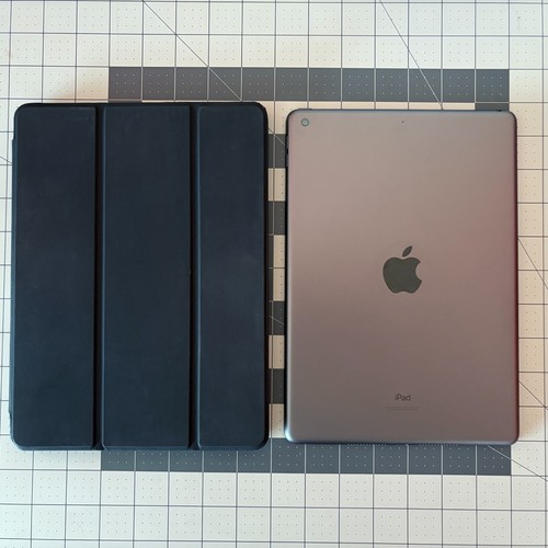 Apple iPad 9th Gen 64GB Wi-Fi, Space Gray –Exc + Case & Pouch - Afbeelding 3 van 8