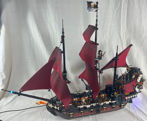 Lego 4195 Queen Anne's Revenge with Minifigs, instructions, light kit, extras