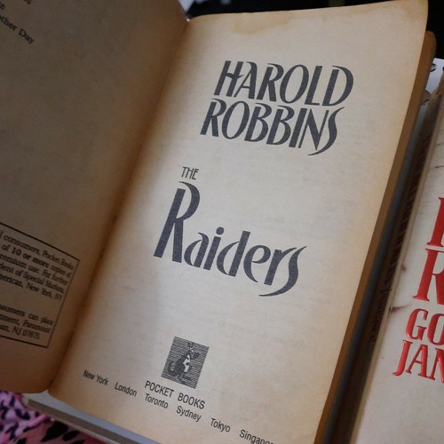 Two Harold Robbins Books The Raiders; Goodbye Janette - Foto 3 di 4